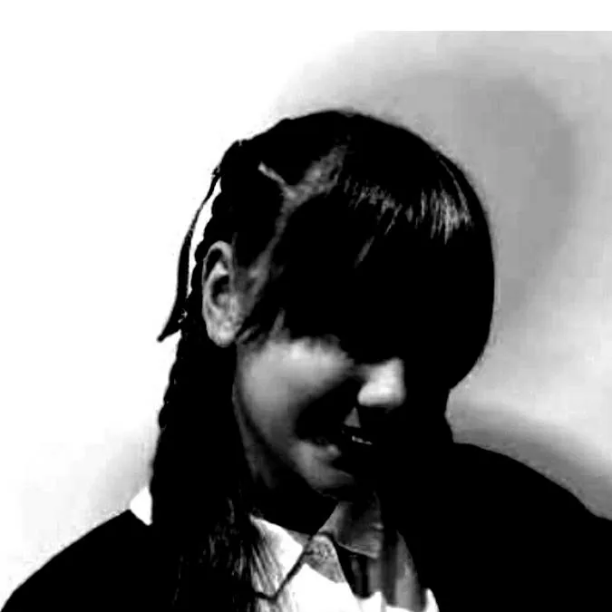 chat with ai character: Mimi Ellentini
