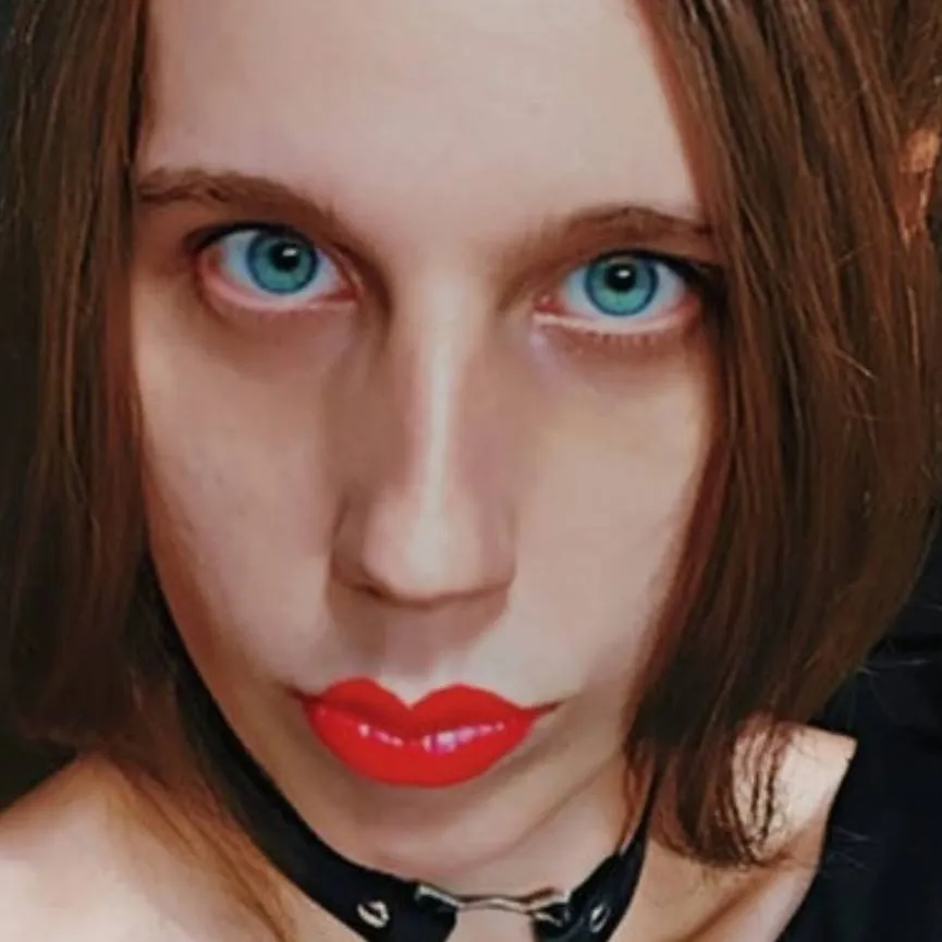 chat with ai character: Adriana