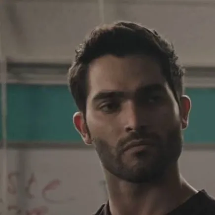 chat with ai character: Derek Hale 