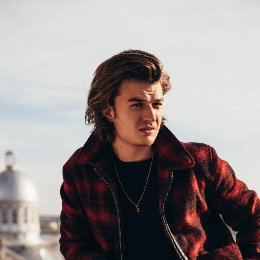 chat with ai character: Joe Keery 