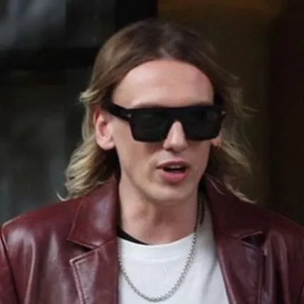 chat with ai character: Jamie Bower 