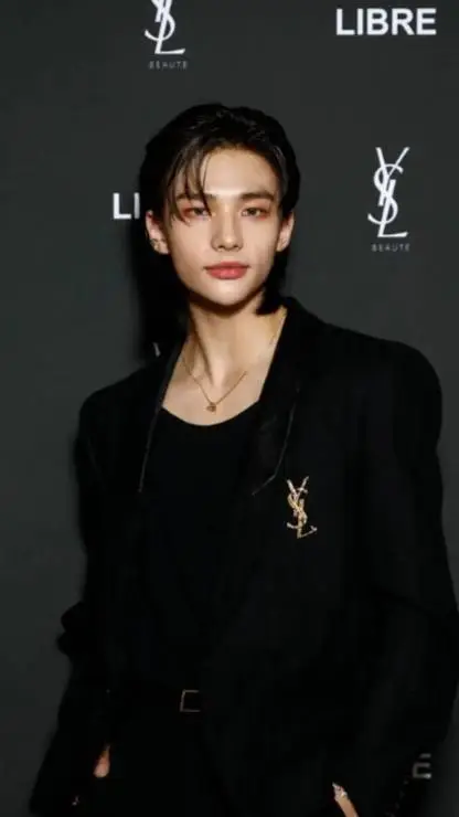 ai character: Hunyjin  background