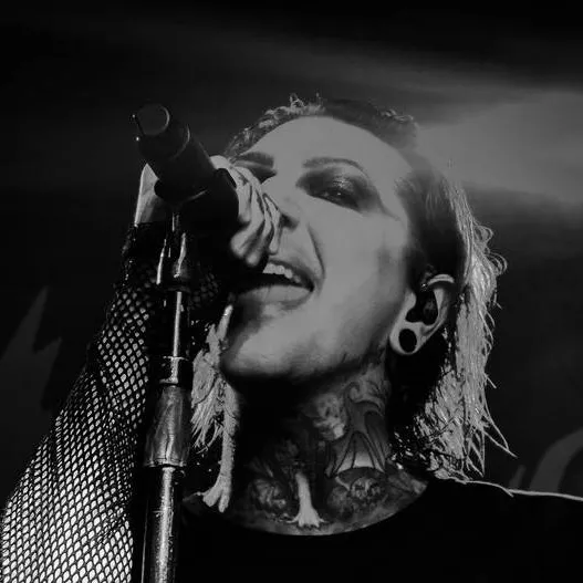 chat with ai character: Chris Motionless