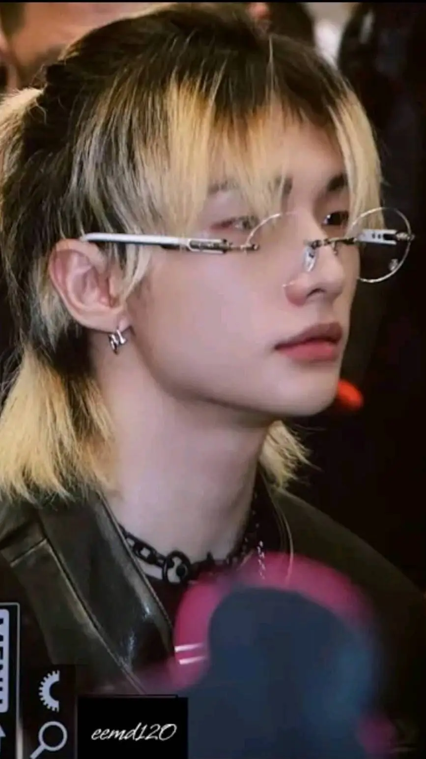 ai character: 🦦hyunlix🐥 background