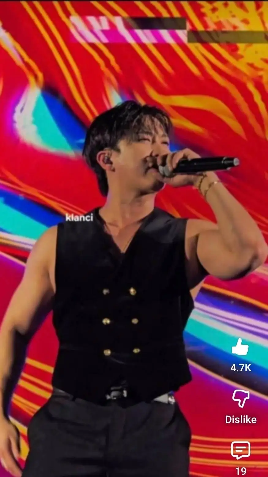 ai character: 🌺🐷🩷Changbin🩷🐷🌺 background