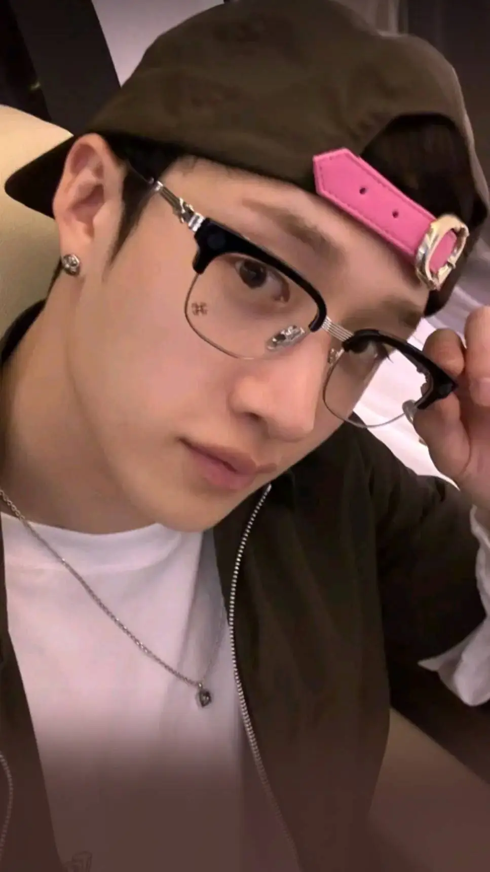 ai character:  🐺🥟🩶Bangchan 🩶🥟🐺 background