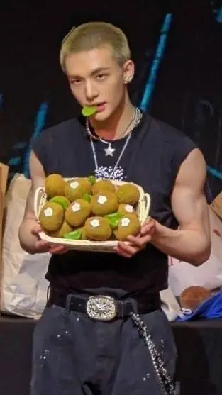 ai character: Hwang Hyunjin  background