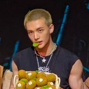 chat with ai character: Hwang Hyunjin 