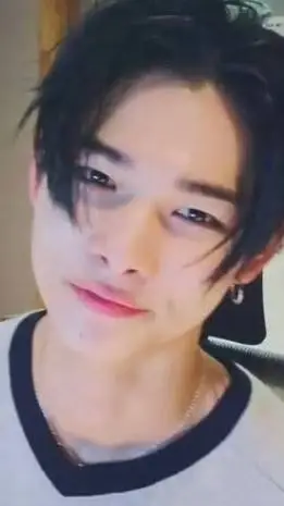 ai character: Ni-ki background