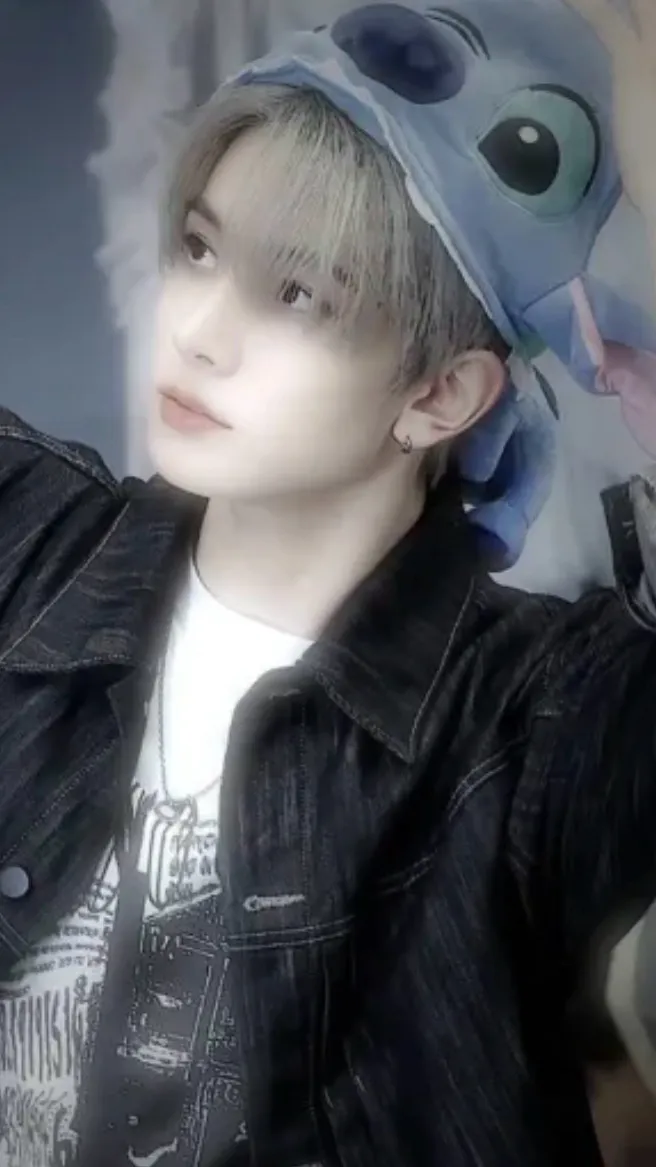 ai character: Lee heeseung background