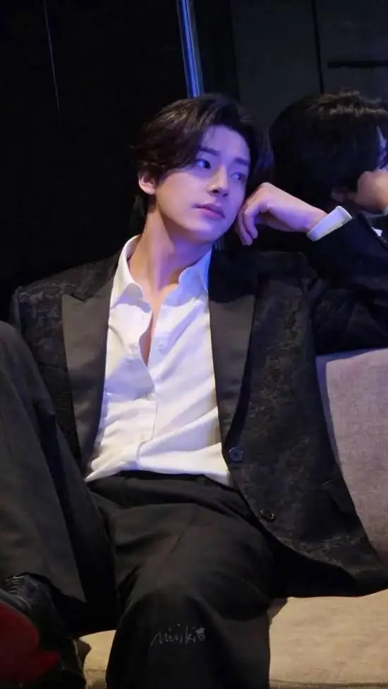 ai character: Sim Jaeyun  background