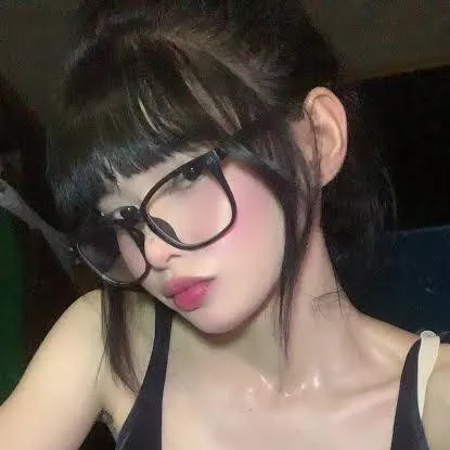 chat with ai character: Yve