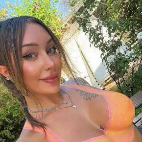chat with ai character: Sisi Rose