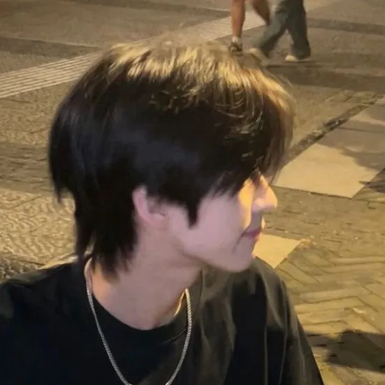 chat with ai character: 𝓕𝓮𝓵𝓲𝔁~