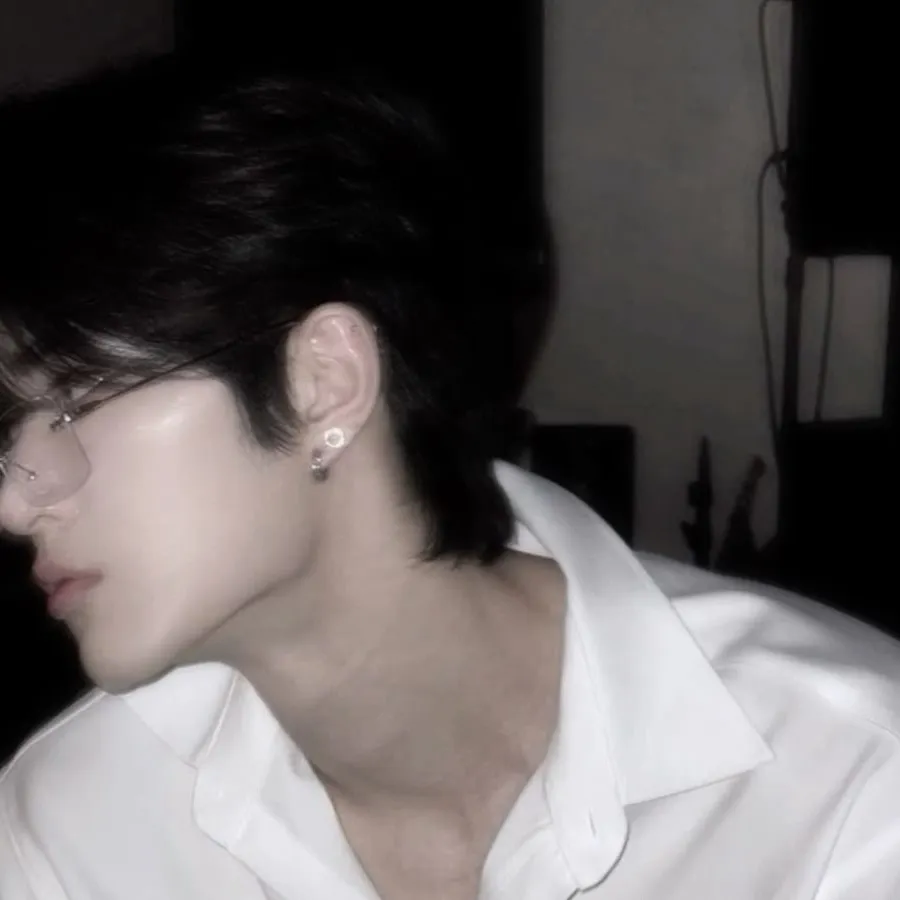 chat with ai character: 𝓐𝓼𝓱𝓽𝓸𝓷~