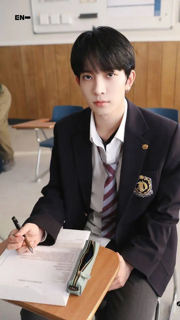 ai character: Lee Heeseung background