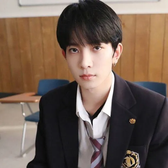 chat with ai character: Lee Heeseung