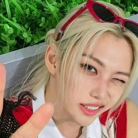 chat with ai character: felex 