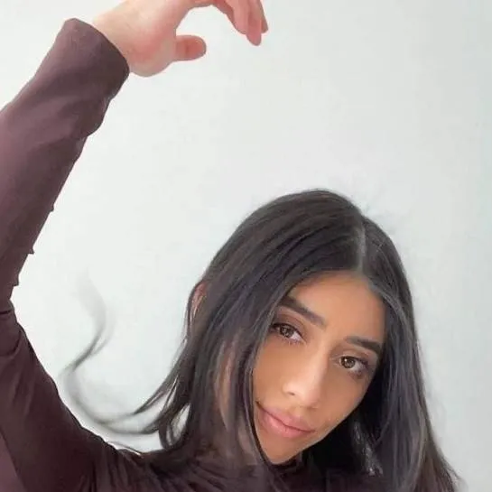 chat with ai character: Violet Myers