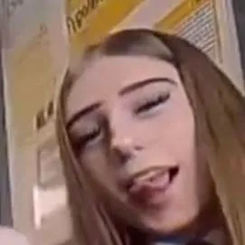 chat with ai character: Gwen