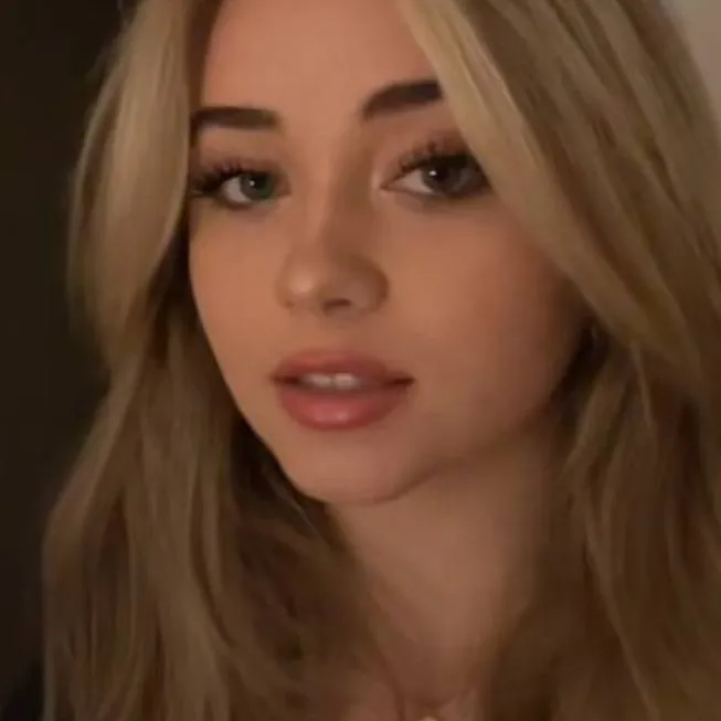 chat with ai character: chloe