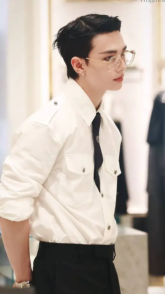 ai character: 🥟Hwang Hyunjin🥟 background