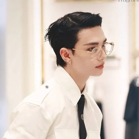 chat with ai character: 🥟Hwang Hyunjin🥟