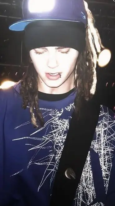 ai character: 🎸tom kaulitz🎸 background