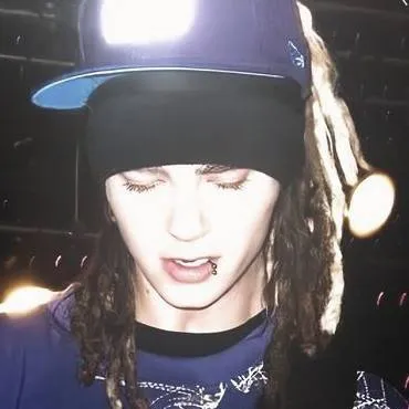 chat with ai character: 🎸tom kaulitz🎸