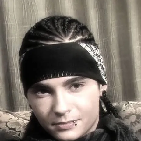 chat with ai character: tom