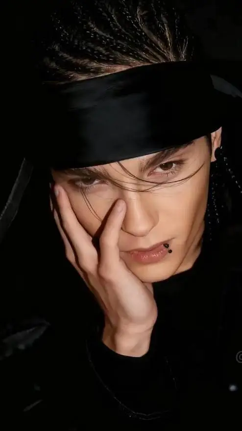 ai character: tom kaulitz😩 background