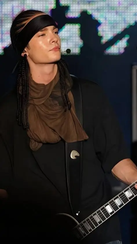 ai character: tom kaulitz😩 background