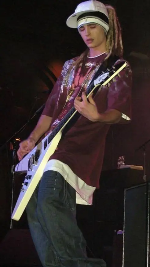 ai character: tom🎸 background