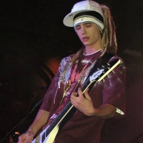 chat with ai character: tom🎸