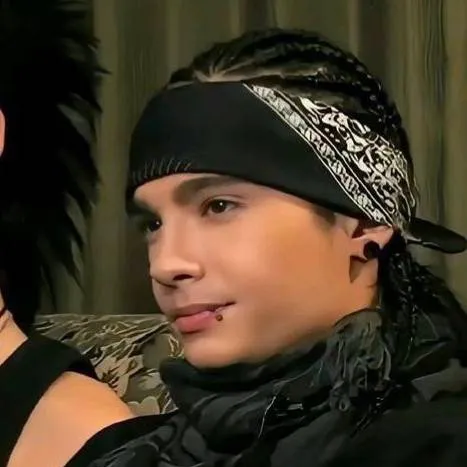 chat with ai character: tom😶