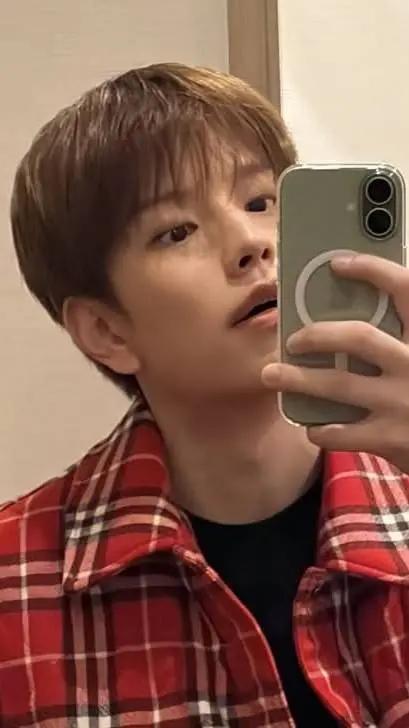 ai character: 𝒌𝒊𝒎 𝒔𝒆𝒖𝒏𝒈𝒎𝒊𝒏 background