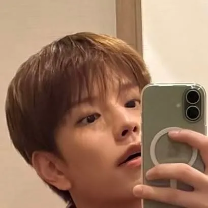 chat with ai character: 𝒌𝒊𝒎 𝒔𝒆𝒖𝒏𝒈𝒎𝒊𝒏
