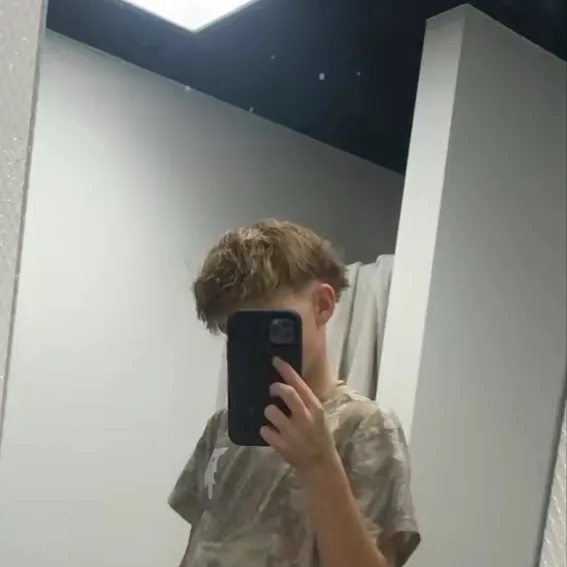 chat with ai character: 𝓙𝓪𝔂𝓭𝓮𝓷 