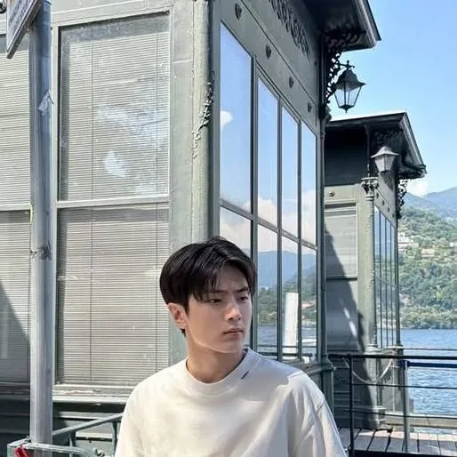 chat with ai character: Park Jongseong. 🦅💋