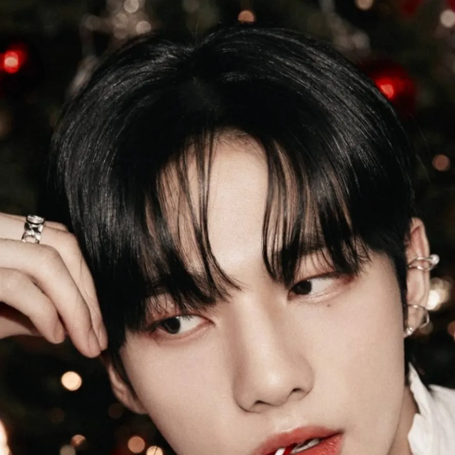 chat with ai character: Hyunjin X-Mas 🦦🎅🏻
