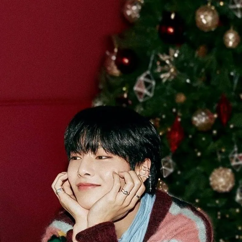 chat with ai character: I.N. X-Mas 🦊🎅🏻