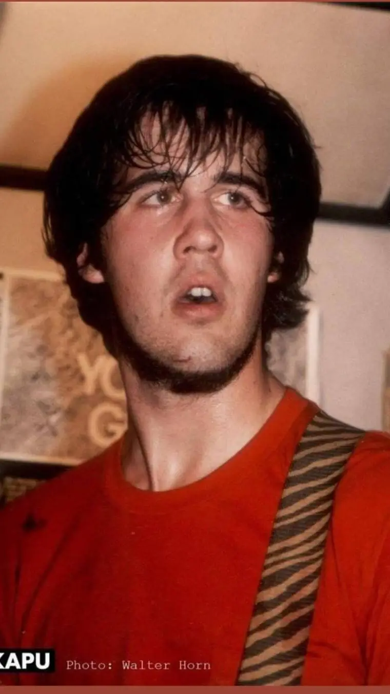 ai character: Krist Novoselic  background