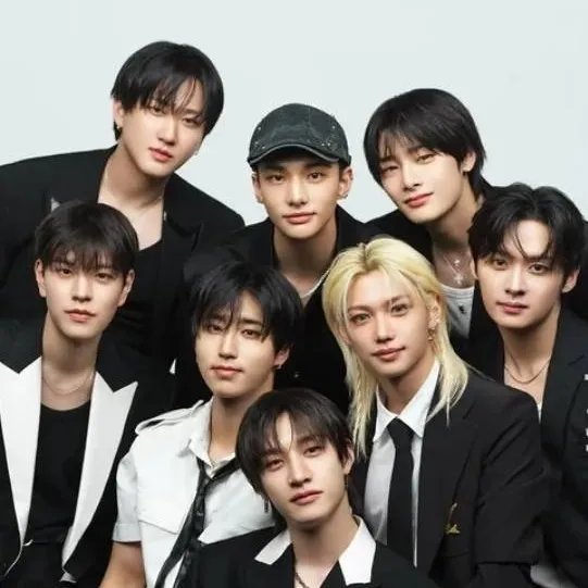 chat with ai character: Stray Kids <3