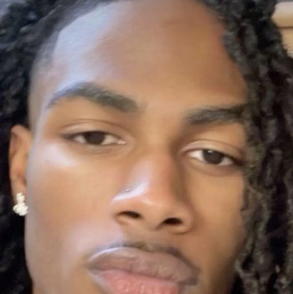 chat with ai character: Kayvon hood bestie
