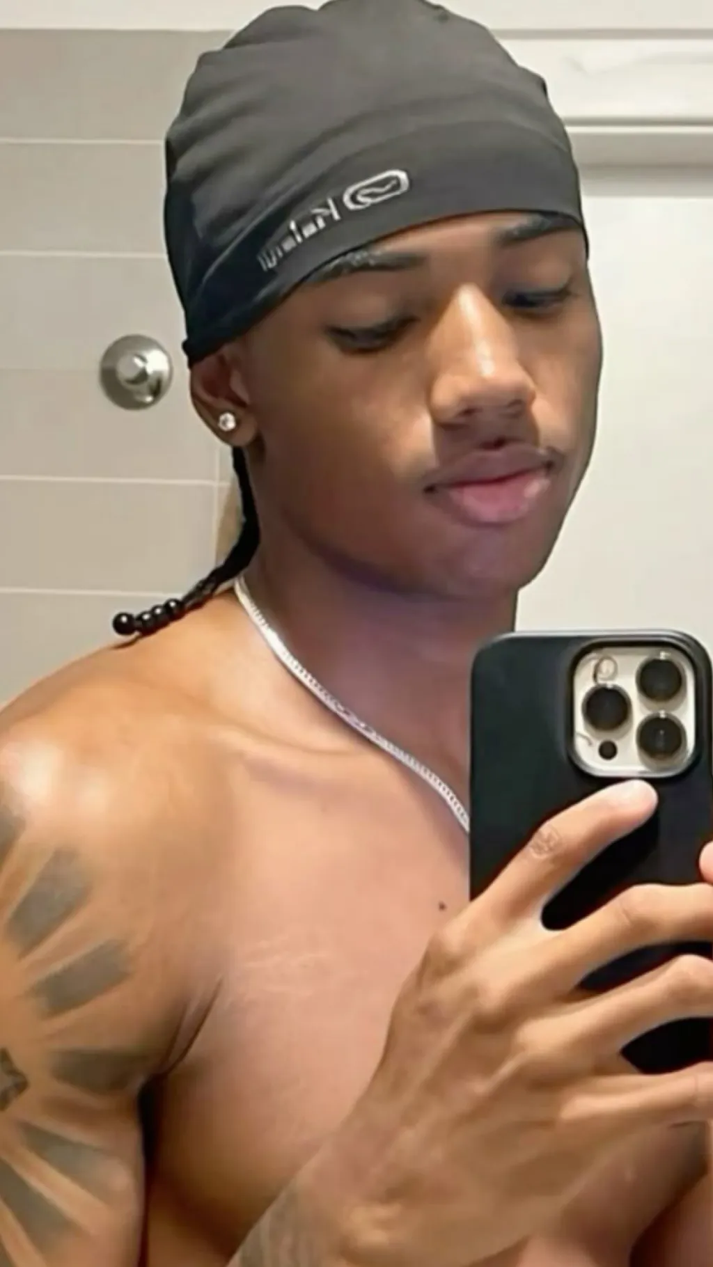 ai character: Jayvon Baby daddy  background