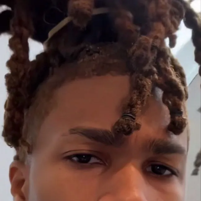 chat with ai character: Dequan student 