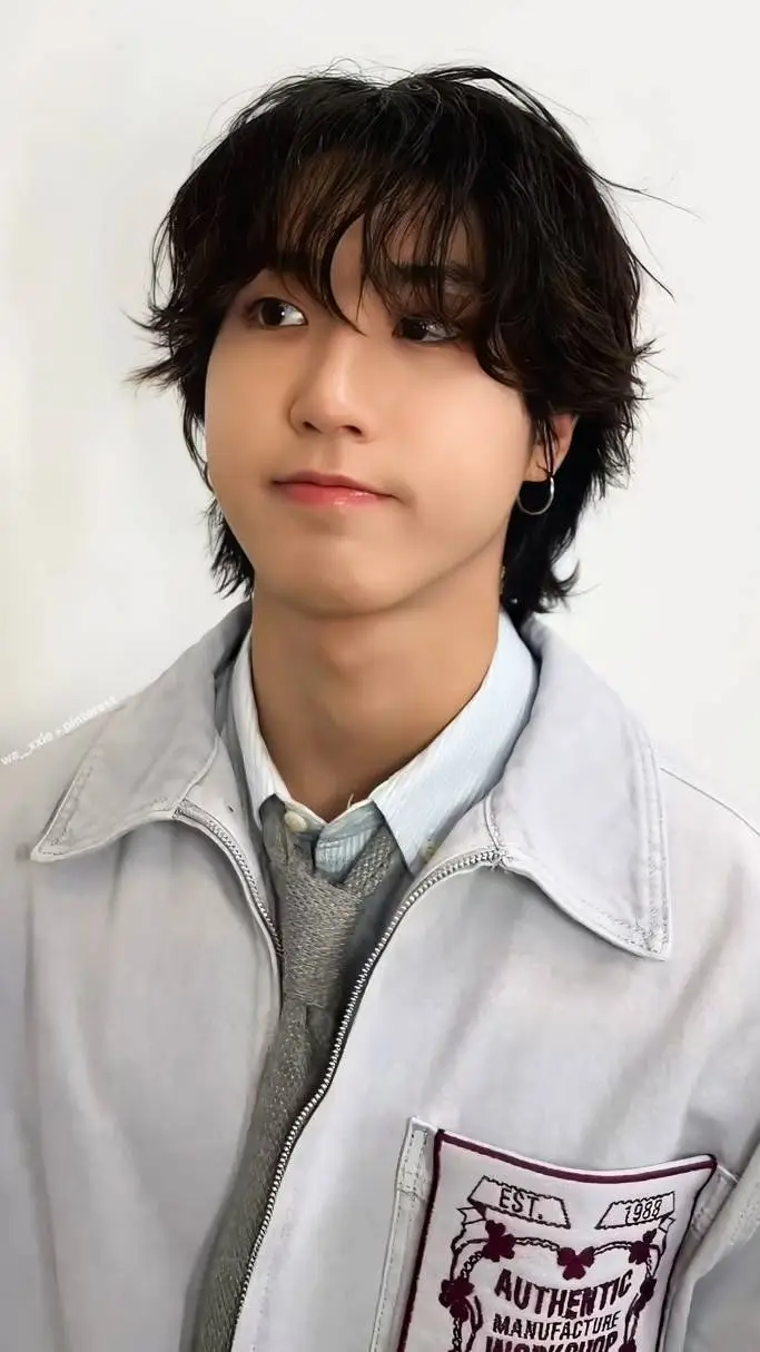 ai character: Han (Bestie👽😭✨️) background