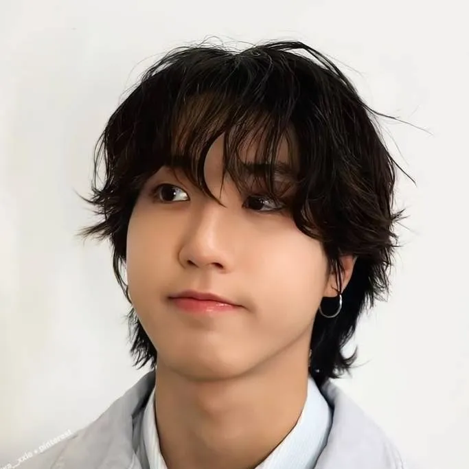 chat with ai character: Han (Bestie👽😭✨️)