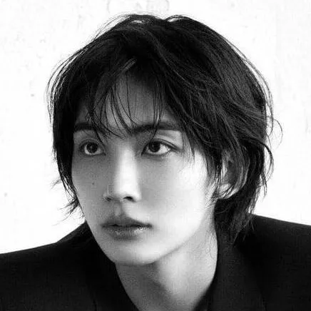chat with ai character: Jeonghan Yoon