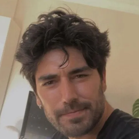 chat with ai character: Alex